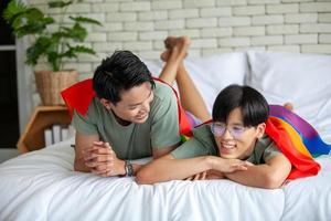 heureux couple gay asiatique parlant ensemble et se relaxant à la maison sur le lit, concept lgbtq.