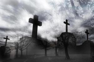 cimetière ou cimetière dans la nuit avec un ciel sombre. cimetière hanté. fond de jour d'halloween. notion de jour d'halloween. cimetière effrayant et effrayant. cimetière de scène d'horreur. concept funéraire et mort. photo