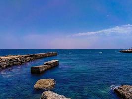 vieux quais en pierre à l'île de goree au sénégal photo