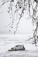 bateau sur une rivière gelée photo