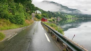 une route de montagne humide dans les fjords norvégiens 4 photo