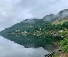 norvège fjords avec maisons de village au bord de l'eau 9 photo