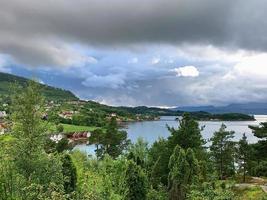 norvège fjords aux petites maisons rouges au bord de l'eau 7 photo