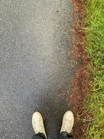 vue d'en haut sur les pieds d'un homme sur la route 3 photo