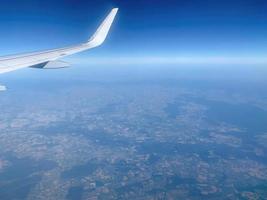 vue de la fenêtre de l'avion sur terre 3 photo