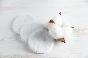 tampons cosmétiques en coton sur fond blanc. concept de soins du visage. photo