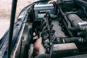 capot ouvert de la voiture. vue du moteur et des pièces du véhicule. diagnostic et réparation de vieille voiture. photo