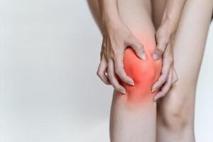les genoux sont douloureux en raison de la polyarthrite rhumatoïde ou des blessures liées à l'exercice. photo