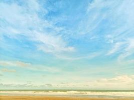 sable de plage et ciel bleu. sable chaud jaune et mer d'été avec ciel et espace libre. photo