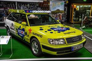 sinsheim, allemagne - mai 2022 jaune vert audi 100 c4 a6 avant break photo