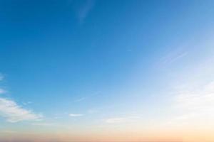 nuages blancs doux dans le vaste ciel bleu photo