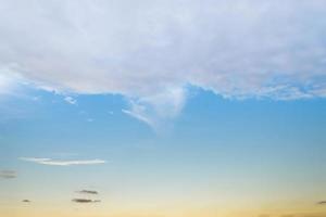 nuages blancs doux dans le vaste ciel bleu photo