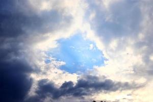 superbes formations de nuages sombres juste avant un orage photo