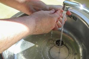 nettoyage et lavage des mains avec du savon prévention de l'éclosion de coronavirus covid-19 photo