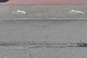 différents signes et marquages peints sur la cendre des rues et des routes. photo