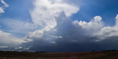 beaux nuages dans un ciel sombre au-dessus d'un paysage d'europe du nord. photo