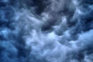 superbes formations de nuages sombres juste avant un orage photo