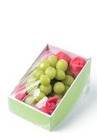 beau raisin vert muscat brillant en boîte isolé sur fond blanc. photo