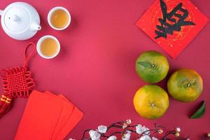 vue de dessus de la mandarine mandarine fraîche sur fond rouge pour le nouvel an lunaire chinois. photo