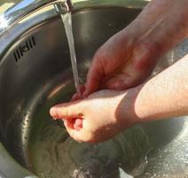 nettoyage et lavage des mains avec du savon prévention de l'éclosion de coronavirus covid-19 photo