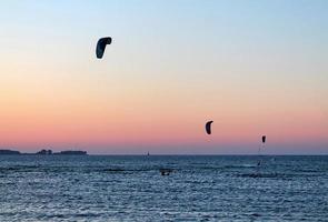 belle vue sur les plages de sable de la mer baltique par une journée ensoleillée photo