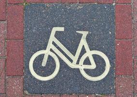 panneaux de vélo peints sur l'asphalte trouvés dans les rues de la ville d'allemagne. photo