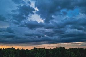 des nuages orageux. ciel dramatique au-dessus de la ville. temps d'orage. la pluie tombe des cumulus. photo