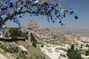 château d'uchisar et arbre de perles mauvais œil en cappadoce photo