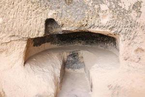 salle sculptée dans la vallée de zelve, cappadoce photo