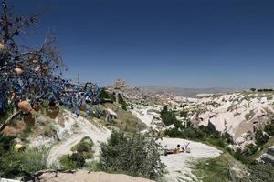 château d'uchisar et arbre de perles mauvais œil en cappadoce photo