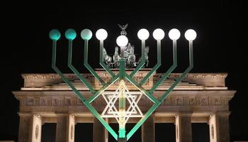 menorah pendant hanukkah à pariser platz, berlin, allemagne photo