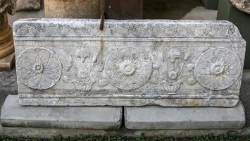 sarcophage antique au musée d'alanya, antalya, turquie photo