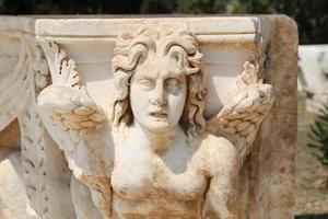 sculpture dans la ville antique de hierapolis, turquie photo