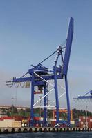 grue portuaire bleue photo