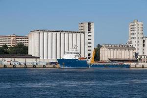 navire et silos photo