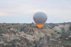 montgolfières dans les vallées de la cappadoce photo