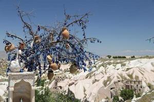 vallée des pigeons et arbre de perles mauvais œil en cappadoce photo
