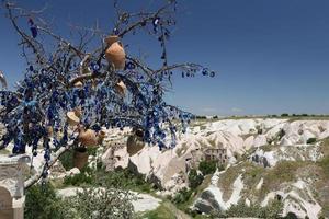 vallée des pigeons et arbre de perles mauvais œil en cappadoce photo