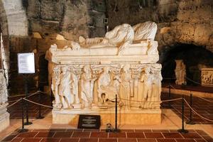 sarcophage dans la ville antique de hierapolis, turquie photo