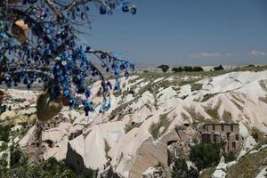 vallée des pigeons et arbre de perles mauvais œil en cappadoce photo