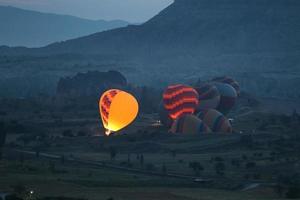 montgolfières dans les vallées de la cappadoce photo