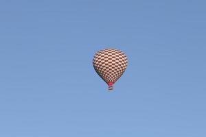 ballon à air chaud au-dessus de la ville de goreme photo