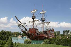 bateau pirate dans le parc scientifique, artistique et culturel de sazova dans la ville d'eskisehir photo