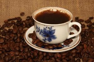 grains de café torréfiés et café turc photo
