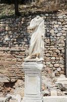 statue dans la ville antique d'éphèse photo
