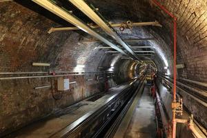 ancienne ligne de tunnel dans la ville d'istanbul photo