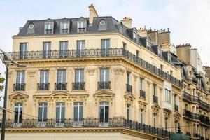 Immeuble de l'avenue des champs elysées, paris, france photo