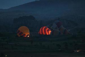 montgolfières dans les vallées de la cappadoce photo