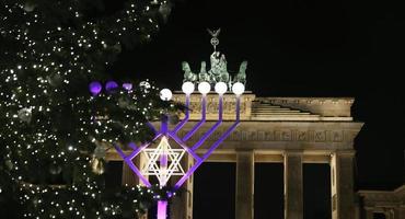 menorah et arbre de noël à pariser platz, berlin, allemagne photo