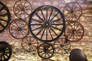 roues de charrette accrochées au mur photo